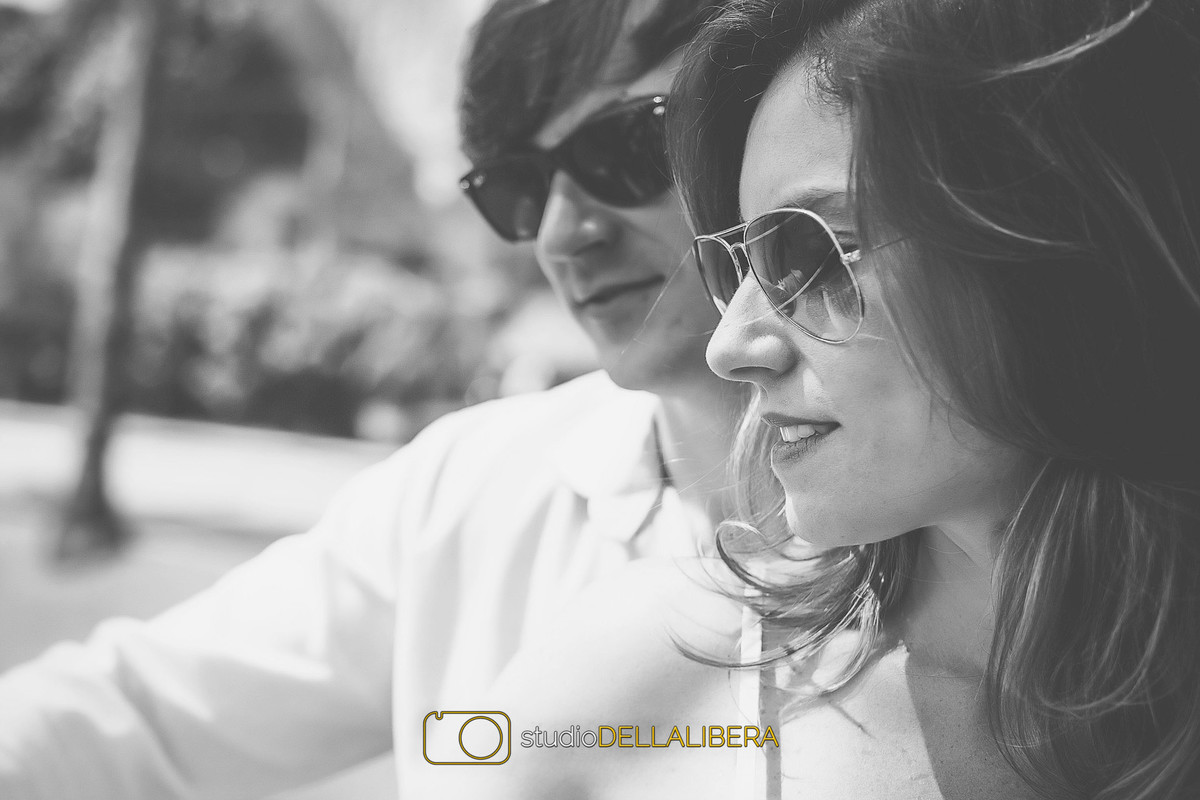 Casa top em foto preto e branco, em sessão pre casamento na Riviera de São Lourenço