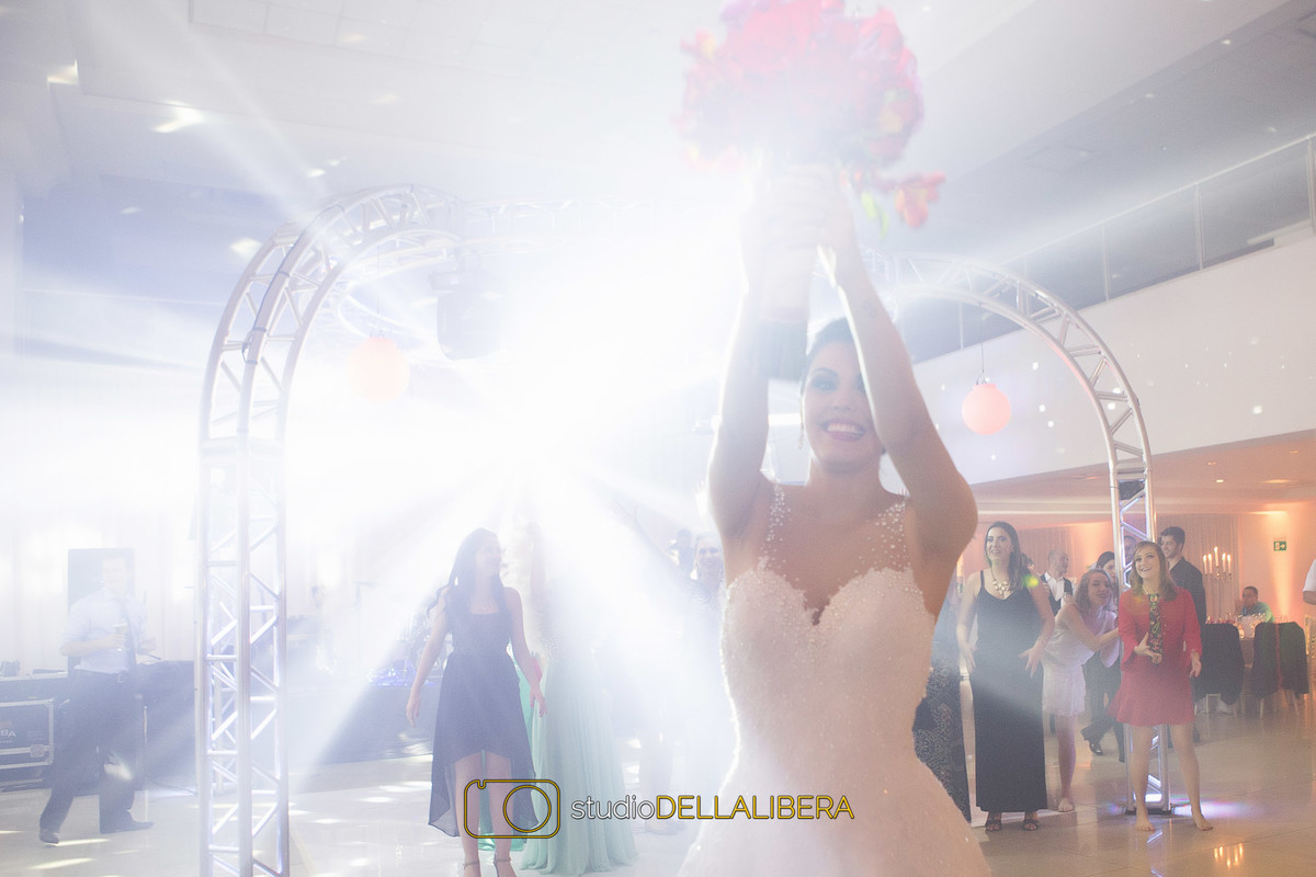 Noiva-Jogando Jogando Buque-Noiva sorrindo-fotográfo Americana-casamento Le Blanc-buque-fotos