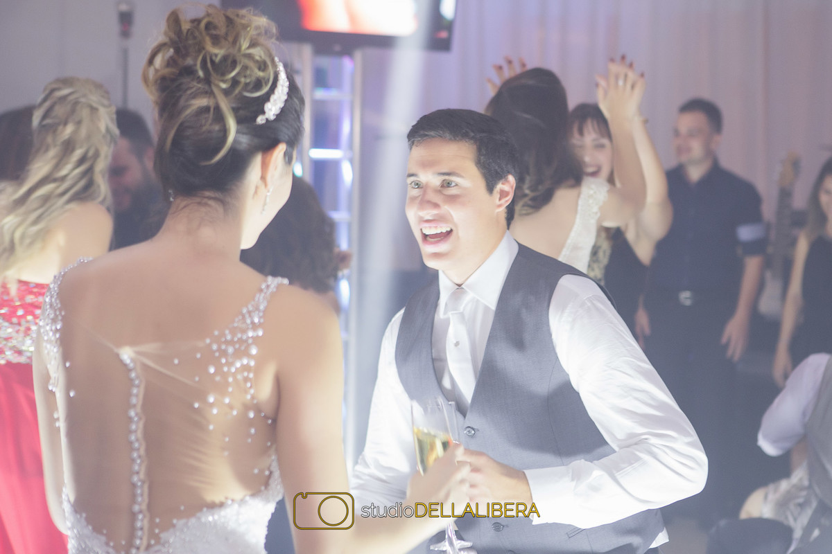 Noivo Dançando-casamento Rayra e Fábio-Pista de Dança-noivo dançando-casamento-Buffet Claudia Porteiro-fotografo Casamento-fotos