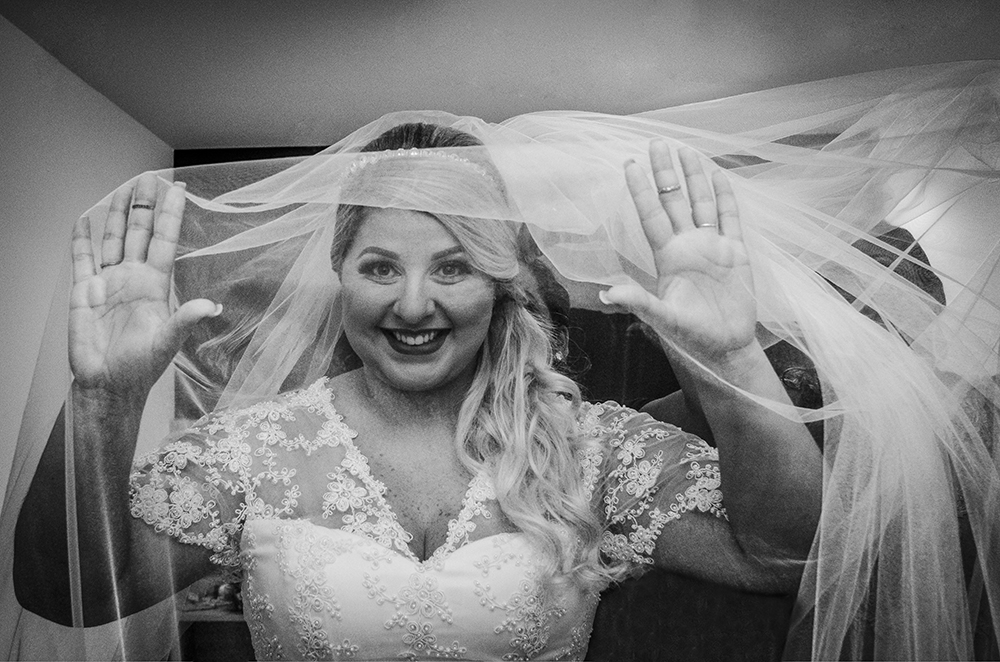 nossa casa estúdio making of noiva se olhando no espelho e sorri batom casamento em niterói