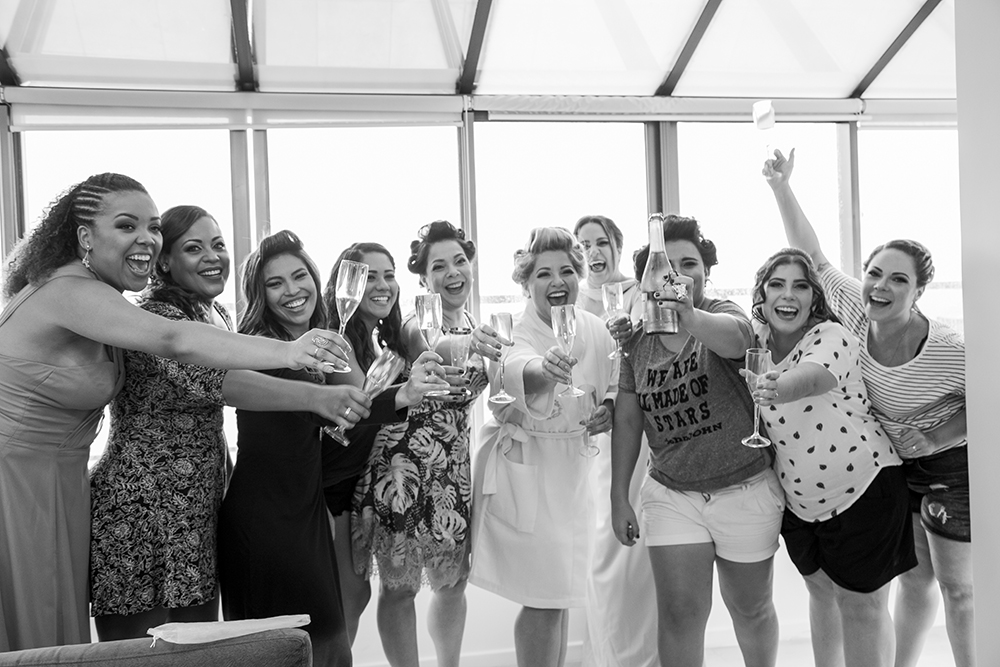 nossa casa estúdio making of noiva se olhando no espelho e sorri batom casamento em niterói