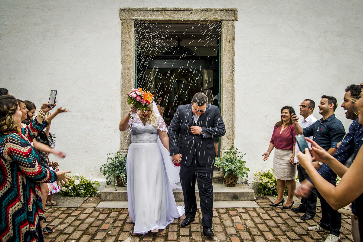 nossa casa estúdio cerimônia na igrejinha de são francisco noiva e noivo tapete vermelho chuva de arroz