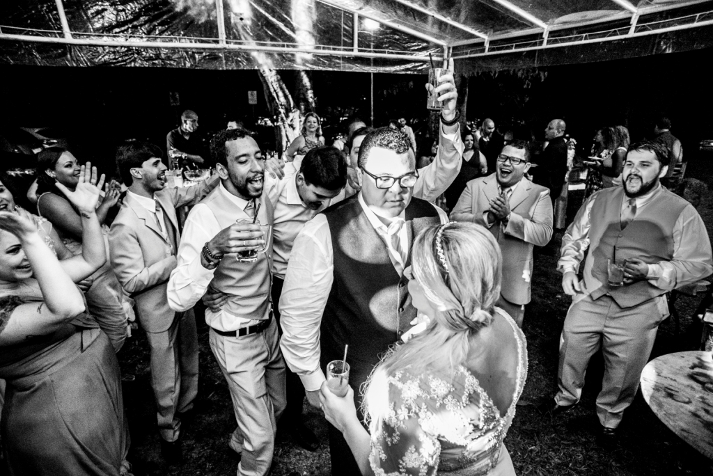 nossa casa estudio fotografia de casamento preto e branco festa casal convidados pista de dança niterói rio de janeiro