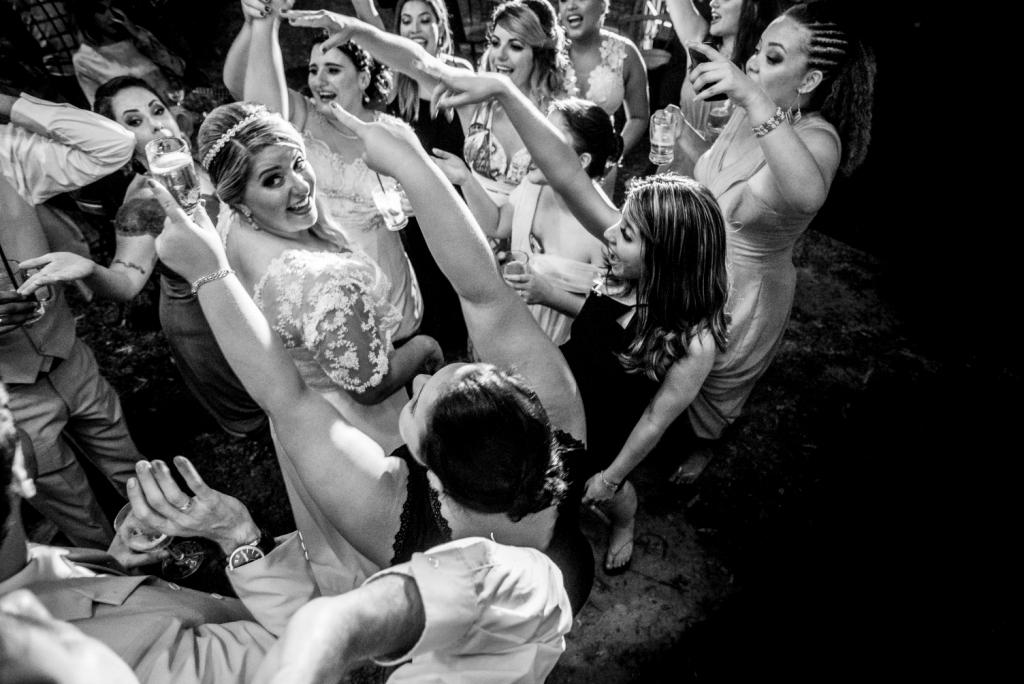 nossa casa estudio fotografia de casamento preto e branco festa casal convidados pista de dança niterói rio de janeiro