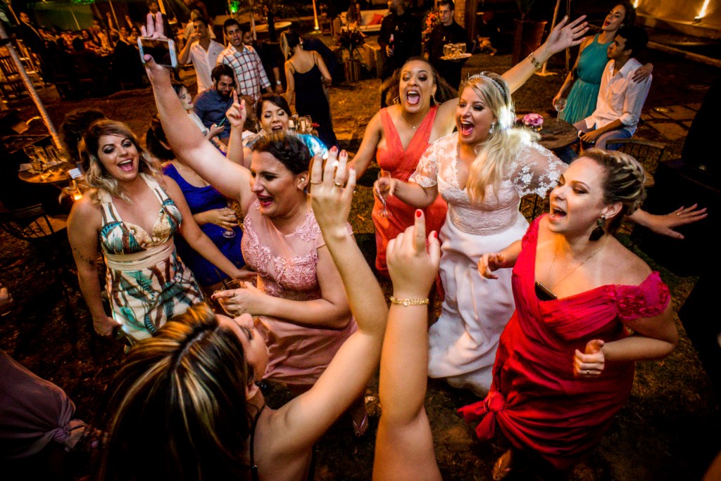 nossa casa estudio fotografia de casamento preto e branco festa casal convidados pista de dança niterói rio de janeiro