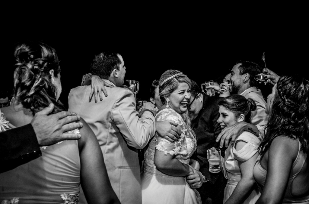 nossa casa estudio fotografia de casamento preto e branco festa casal convidados pista de dança niterói rio de janeiro