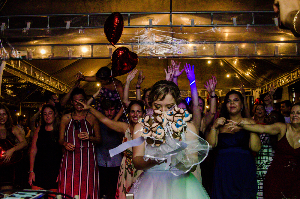 nossa casa estúdio no espaço como queres com noiva jogando buque de santo antônio e de olhos fechados com convidadas atrás esperando para pular igual a loucas e querer casar com um marido em cabo frio