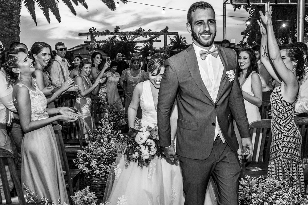 nossa casa estudio espaço como queres casamento noiva e noivo retrato gravata borboleta festa cerimônia fotografia profissional por do sol final do dia chuva de arroz saída do casal