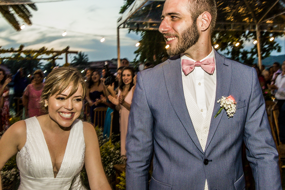 nossa casa estudio espaço como queres casamento noiva e noivo retrato gravata borboleta festa cerimônia fotografia profissional por do sol final do dia chuva de arroz saída do casal