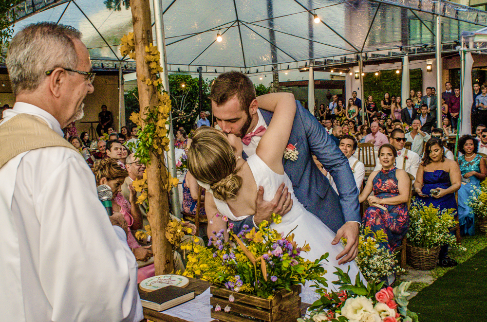 nossa casa estudio espaço como queres casamento noiva e noivo retrato gravata borboleta festa cerimônia fotografia profissional por do sol final do dia beijo da noiva casal