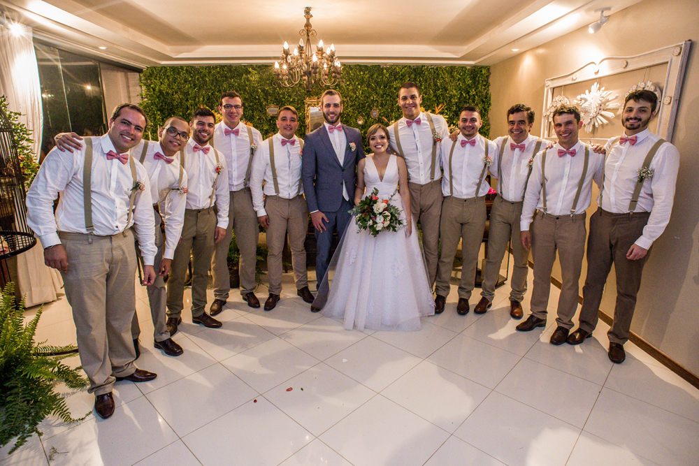 nossa casa estúdio espaço como queres decoração de casamento  do bolo principal flores coloridas lustre antigo casal com padrinhos roupa antiga para casamento gravata borboleta e suspensório