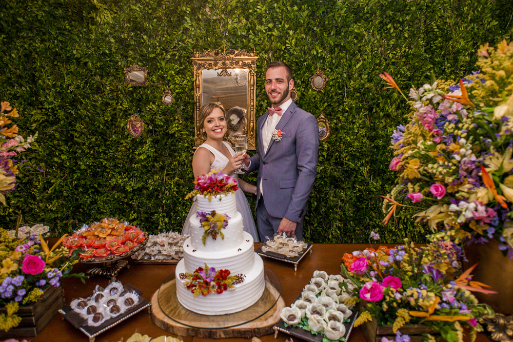 nossa casa estúdio espaço como queres decoração de casamento por do sol mesa do bolo principal flores coloridas lustre antigo casal fazendo brinde