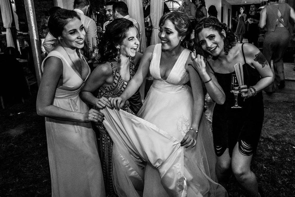 nossa casa estúdio noiva mostrando para madrinhas nomes na barra do vestido fotografia de casamento pb festa sorriso felicidade alegria