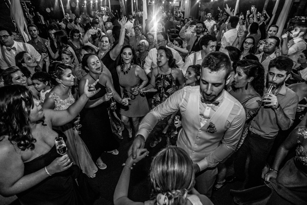 nossa casa estúdio espaço como queres casal no casamento na pista de dança vestido da noiva noivo e convidados em cabo frio