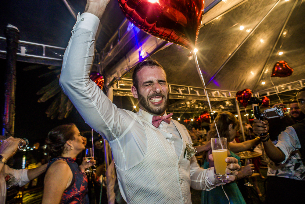 nossa casa estúdio espaço como queres casal no casamento na pista de dança vestido da noiva noivo e convidados em cabo frio com copo de cerveja na mão