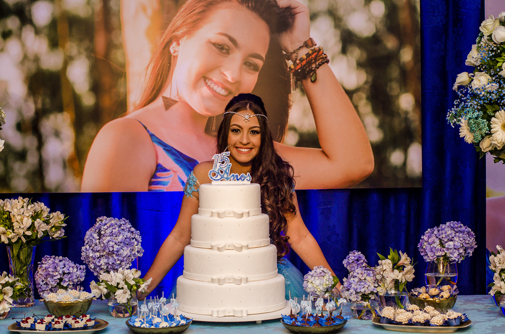 Festa debutante aniversário 15 anos making of maquiagem cabelo vestido fotografia Niterói Muriaé Rio de Janeiro Itaperuna cobertura fotográfica M2 eventos nossa casa estúdio ninho do ganso bolo