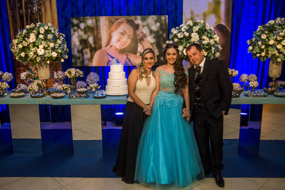 Festa debutante aniversário 15 anos making of maquiagem cabelo vestido fotografia Niterói Muriaé Rio de Janeiro Itaperuna cobertura fotográfica