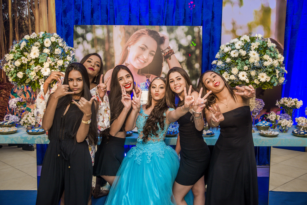 Festa debutante aniversário 15 anos making of maquiagem cabelo vestido fotografia Niterói Muriaé Rio de Janeiro Itaperuna cobertura fotográfica