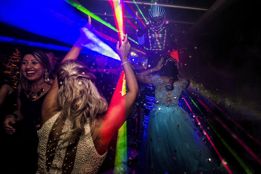 Festa debutante aniversário 15 anos making of maquiagem cabelo vestido fotografia Niterói Muriaé Rio de Janeiro Itaperuna cobertura fotográfica M2 eventos nossa casa estúdio ninho do ganso robô led