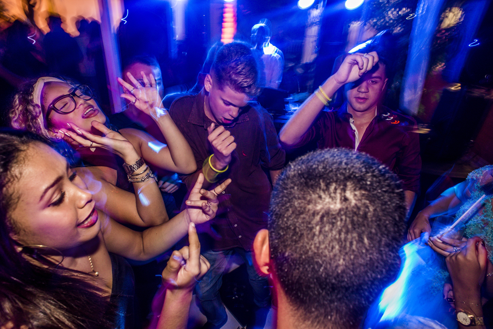 Festa debutante aniversário 15 anos making of maquiagem cabelo vestido fotografia Niterói Muriaé Rio de Janeiro Itaperuna cobertura fotográfica M2 eventos nossa casa estúdio ninho do ganso