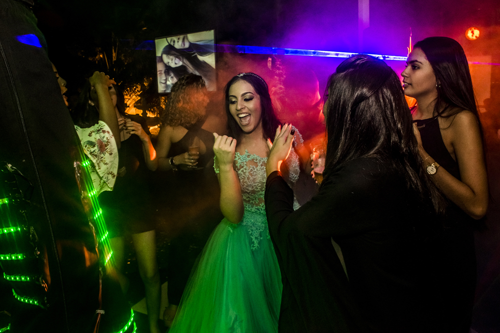 Festa debutante aniversário 15 anos making of maquiagem cabelo vestido fotografia Niterói Muriaé Rio de Janeiro Itaperuna cobertura fotográfica M2 eventos nossa casa estúdio ninho do ganso