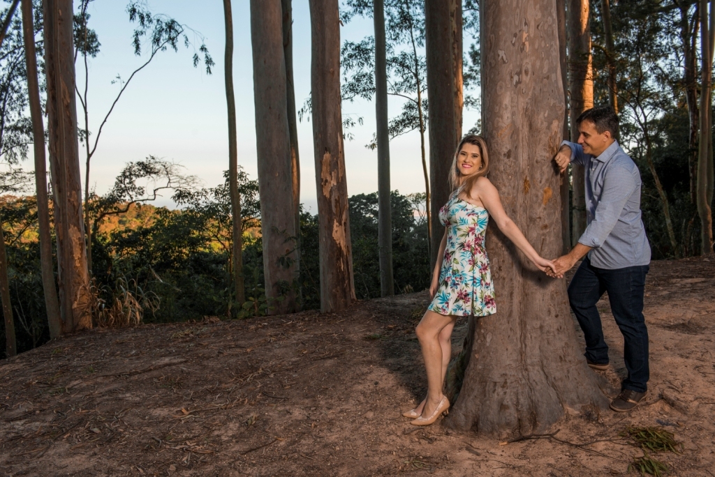 Gilson Freitas fotógrafo de casamento em Niterói na Nossa Casa Estúdio para ensaio pré wedding de casal em parque da cidade de Niterói Rio de Janeiro para casamento com noiva e noivo na floresta felizes e sorrindo casamento ao ar livre