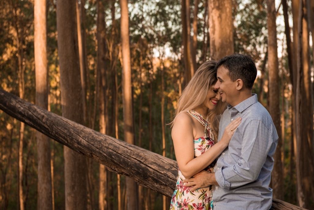 Gilson Freitas fotógrafo de casamento em Niterói Rio de Janeiro com casal de noivo e noiva em ensaio pré wedding no bosque do Parque da Cidade de Niterói sorrindo e felizes de maneira bem romântica em fotografia espontânea ao pôr do Sol