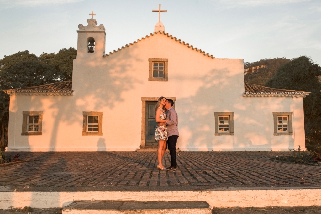 casamento ao ar livre no por do sol na igrejinha de São Francisco em Niterói rio de janeiro feito pelo fotógrafo Gilson Freitas do Nossa Casa Estúdio em ensaio pré wedding com casal de noivo e noiva ao pôr do Sol em dia ensolarado na porta da igreja