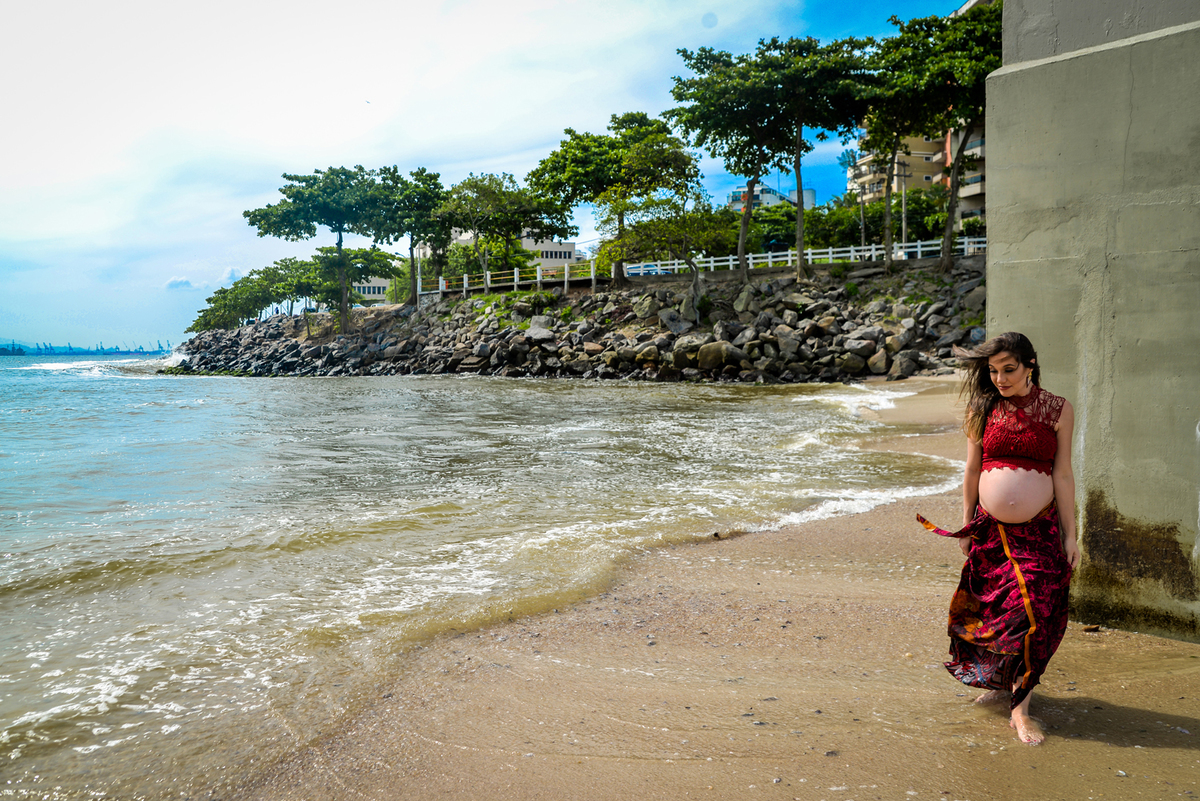 Ensaio fotográfico profissional gestante em niterói Nossa Casa Estúdio na praia
de boa viagem no por do sol com saia longa e top vermelho
mar calmo gestação gravidez mãe de primeira viagem
com marido casal rio de janeiro primavera verão vestido maquiagem