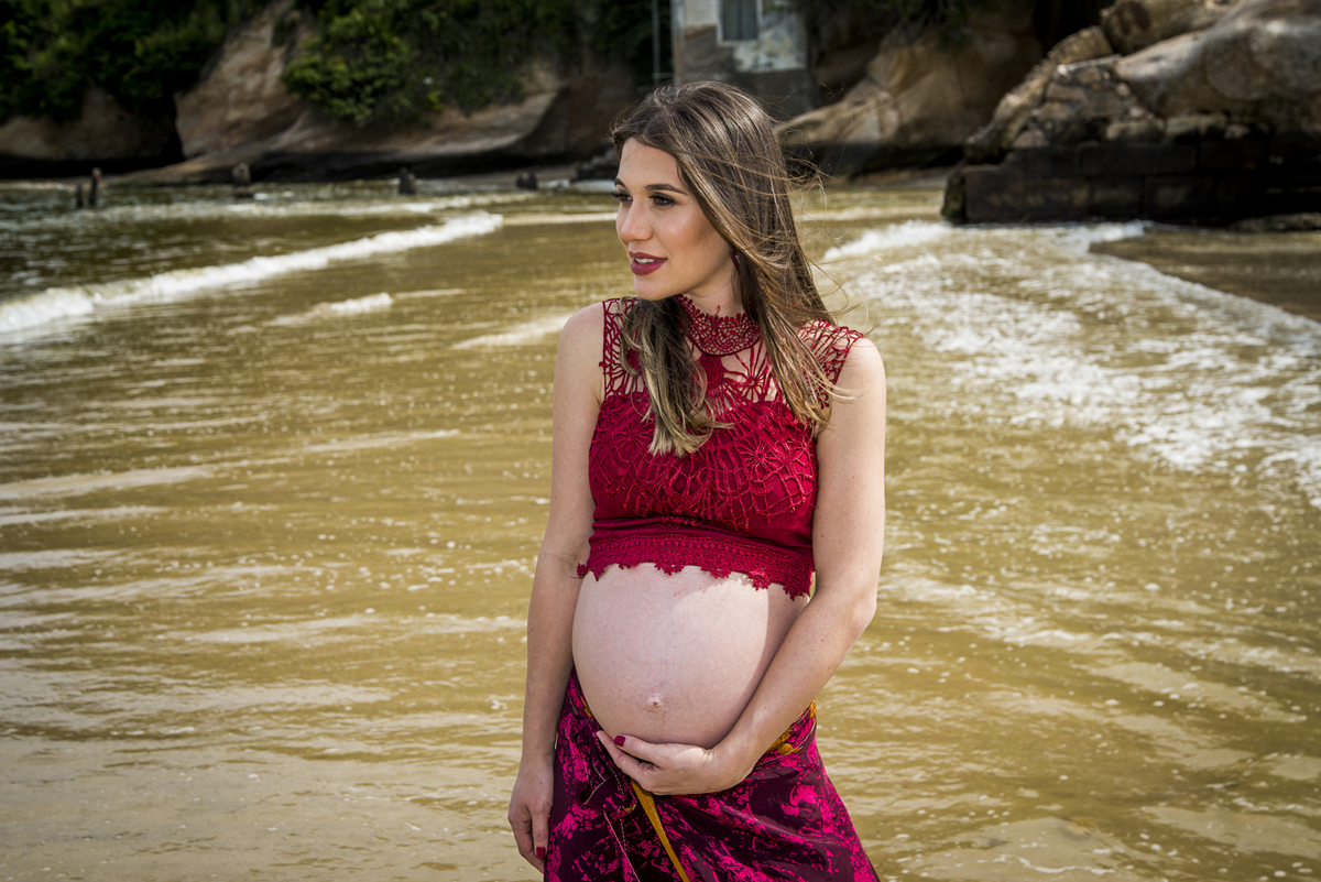 Ensaio fotográfico profissional gestante em niterói Nossa Casa Estúdio na praia
de boa viagem no por do sol com saia longa e top vermelho
mar calmo gestação gravidez mãe de primeira viagem
com marido casal rio de janeiro primavera verão vestido maquiagem