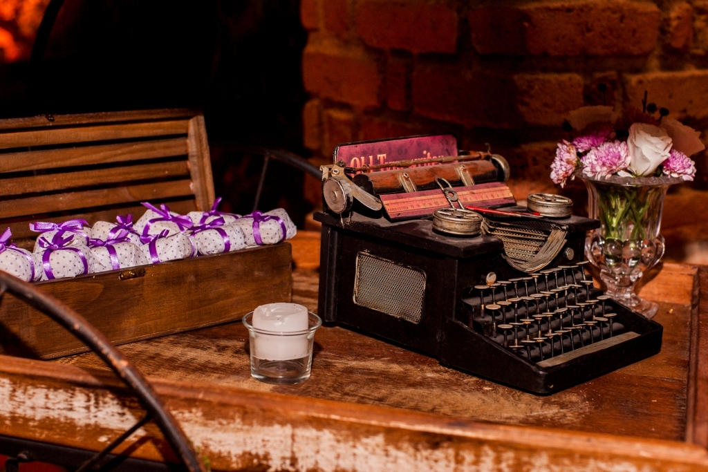 Decoração de casamento espaço Dimattoni restaurante rústico cantina italiana Nossa Casa Estúdio Gilson Freitas Fotógrafo de casamento em Niterói Rio de Janeiro Fotografia profissional mesa do bolo e docinhos doces madeira móveis maquina de escrever