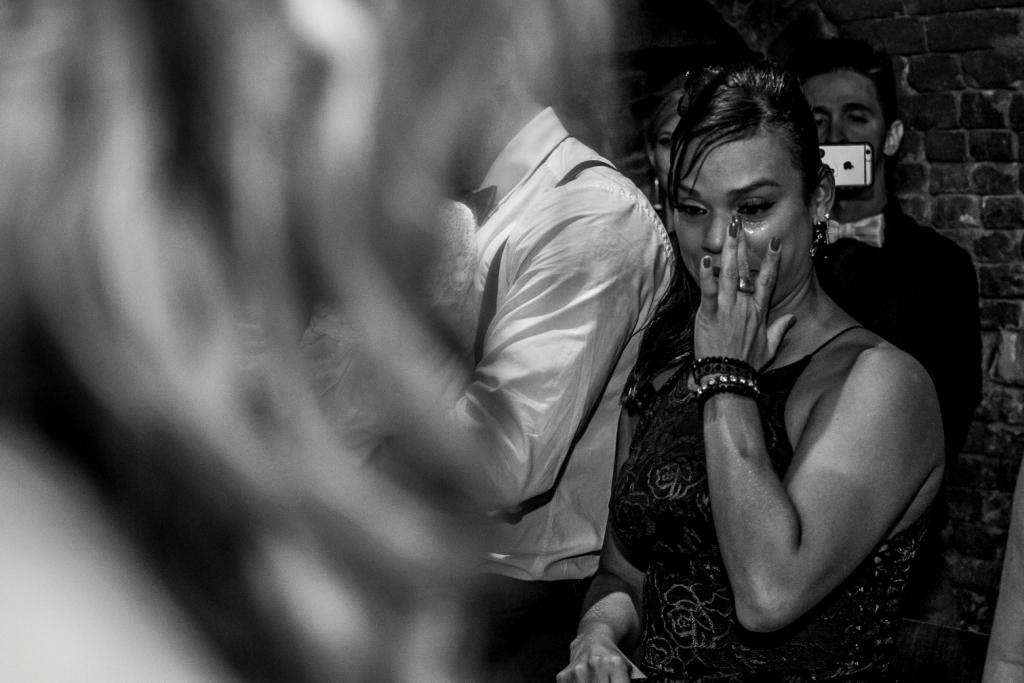 Nossa Casa Estúdio Gilson Freitas Fotógrafo profissional de casamentos fotografia de matrimônio em Niterói Rio de Janeiro Noiva no altar emocionada com vestido branco e noivo casal no grande momento emoção chorando 