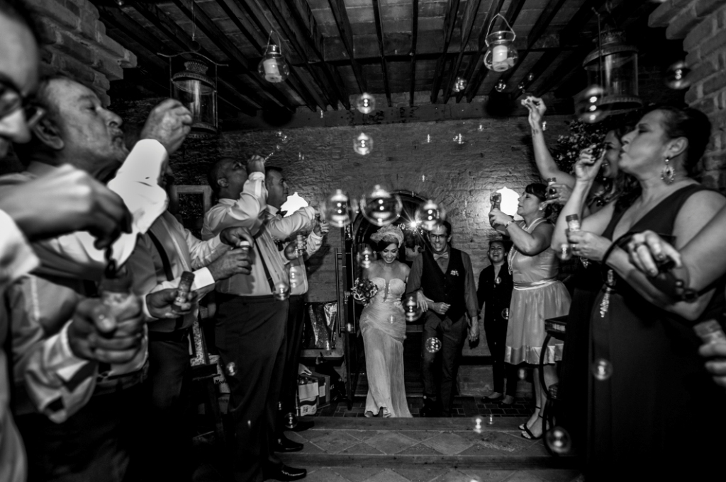 Nossa Casa Estúdio Gilson Freitas Fotógrafo profissional de casamentos fotografia de matrimônio em Niterói Rio de Janeiro Noiva no altar emocionada com vestido branco e noivo casal no grande momento emoção chorando saída do casal bolhas de sabão padrinhos