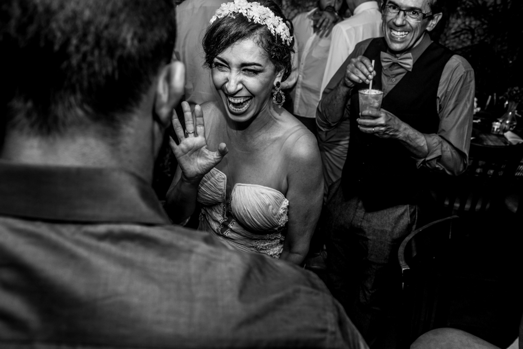 Nossa Casa Estúdio Gilson Freitas Fotógrafo profissional de casamentos fotografia de matrimônio em Niterói Rio de Janeiro com vestido branco e noivo casal na pista de dança e convidados dançando DJ Iluminação espaço Dimattoni felizes Noiva 