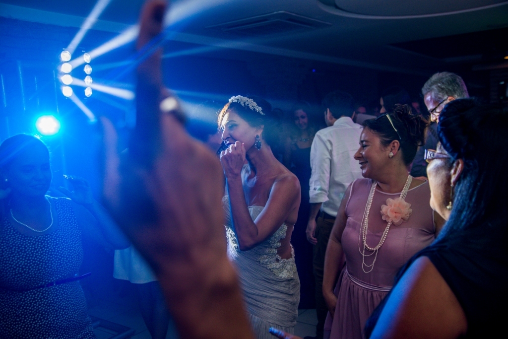 Nossa Casa Estúdio Gilson Freitas Fotógrafo profissional de casamentos fotografia de matrimônio em Niterói Rio de Janeiro com vestido branco e noivo casal na pista de dança e convidados dançando DJ Iluminação espaço Dimattoni felizes Noiva 