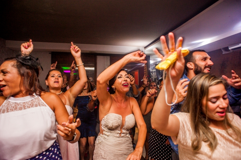 Nossa Casa Estúdio Gilson Freitas Fotógrafo profissional de casamentos fotografia de matrimônio em Niterói Rio de Janeiro com vestido branco e noivo casal na pista de dança e convidados dançando DJ Iluminação espaço Dimattoni felizes Noiva 