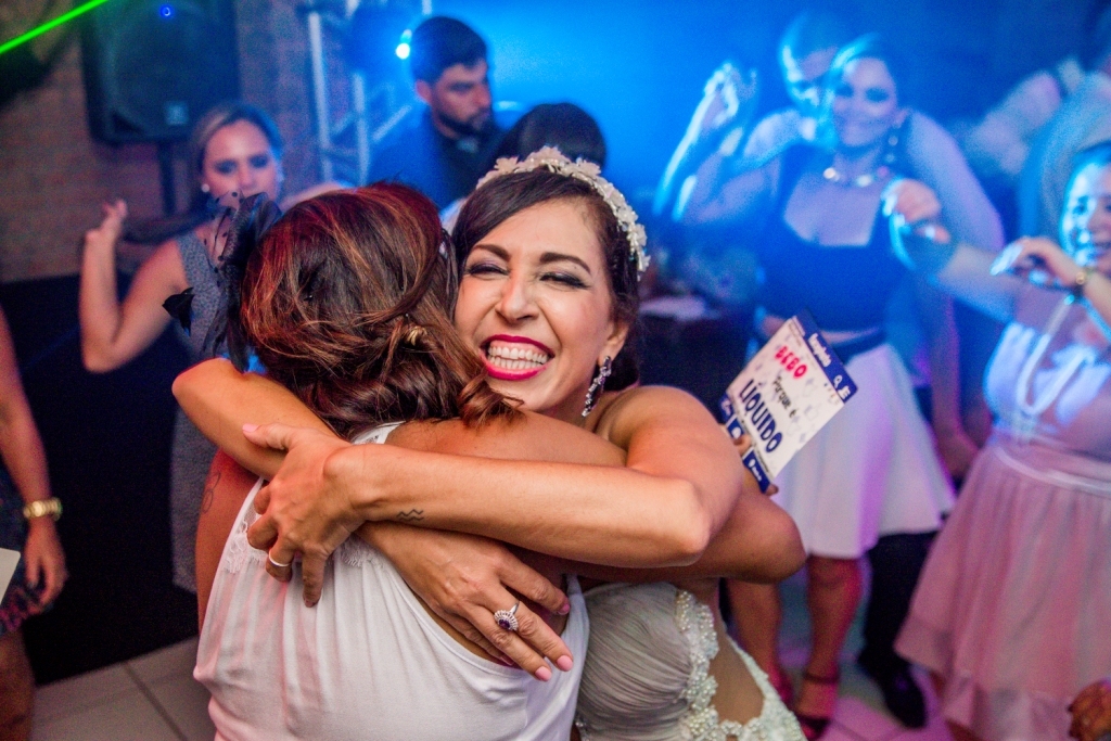 Nossa Casa Estúdio Gilson Freitas Fotógrafo profissional de casamentos fotografia de matrimônio em Niterói Rio de Janeiro com vestido branco e noivo casal na pista de dança e convidados dançando DJ Iluminação espaço Dimattoni felizes Noiva 