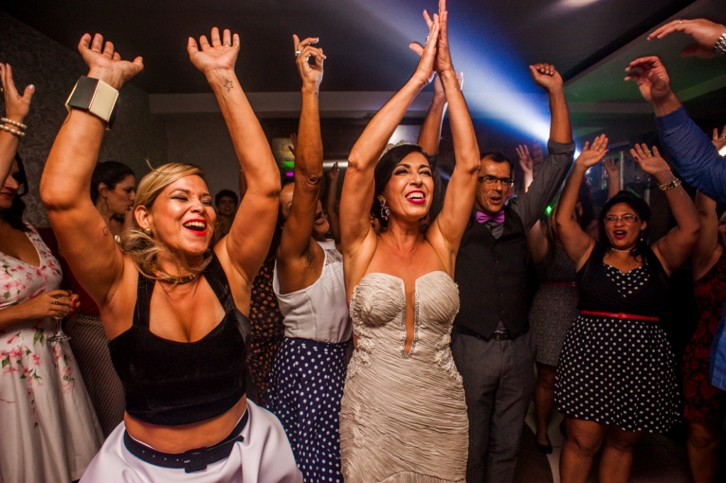 Nossa Casa Estúdio Gilson Freitas Fotógrafo profissional de casamentos fotografia de matrimônio em Niterói Rio de Janeiro com vestido branco e noivo casal na pista de dança e convidados dançando DJ Iluminação espaço Dimattoni felizes Noiva 