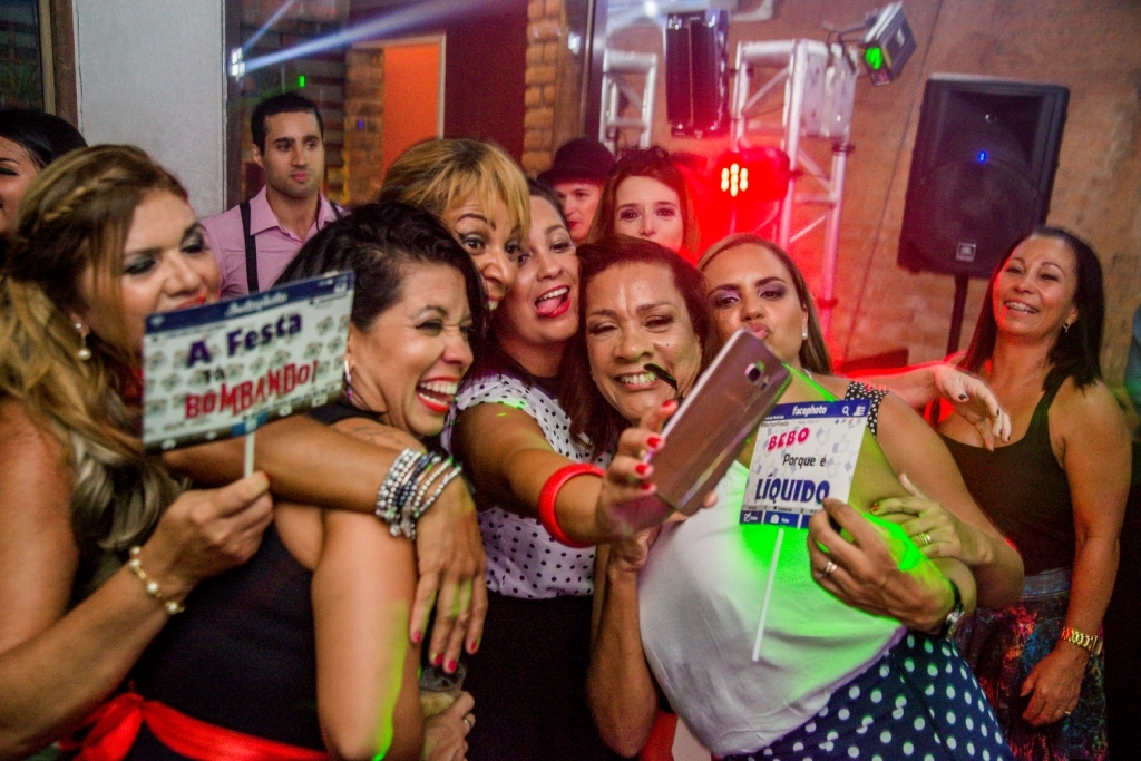 Nossa Casa Estúdio Gilson Freitas Fotógrafo profissional de casamentos fotografia de matrimônio em Niterói Rio de Janeiro com vestido branco e noivo casal na pista de dança e convidados dançando DJ Iluminação espaço Dimattoni felizes Noiva 