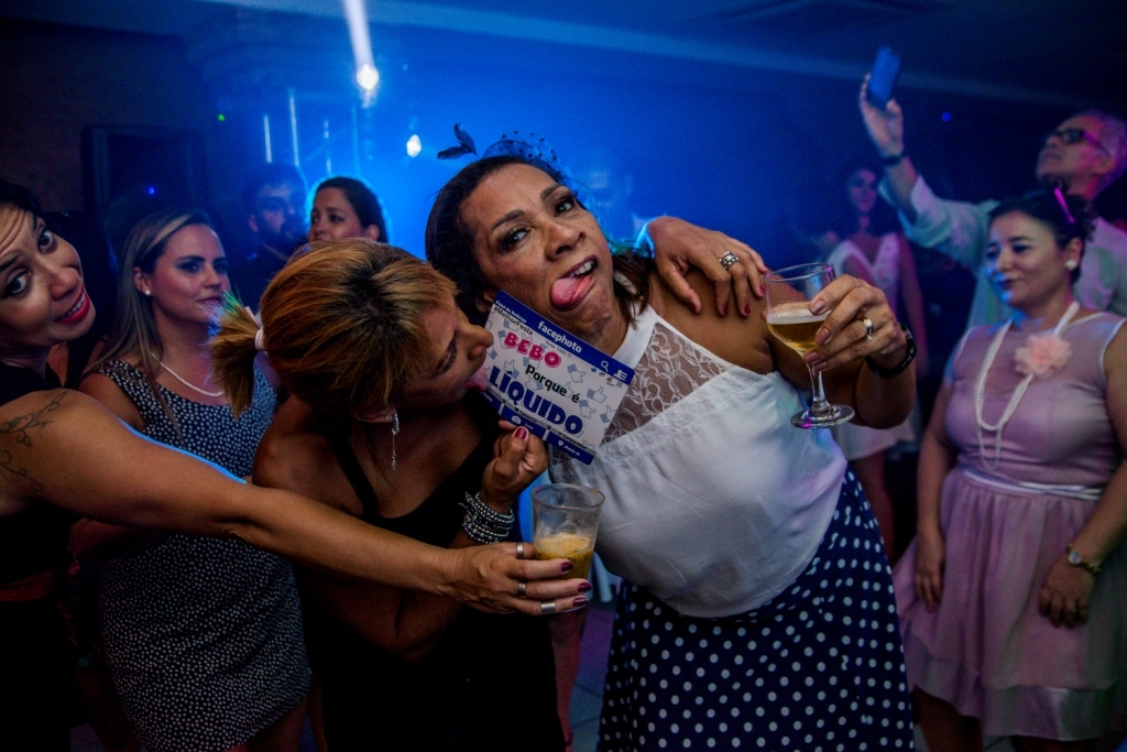 Nossa Casa Estúdio Gilson Freitas Fotógrafo profissional de casamentos fotografia de matrimônio em Niterói Rio de Janeiro com vestido branco e noivo casal na pista de dança e convidados dançando DJ Iluminação espaço Dimattoni felizes Noiva 