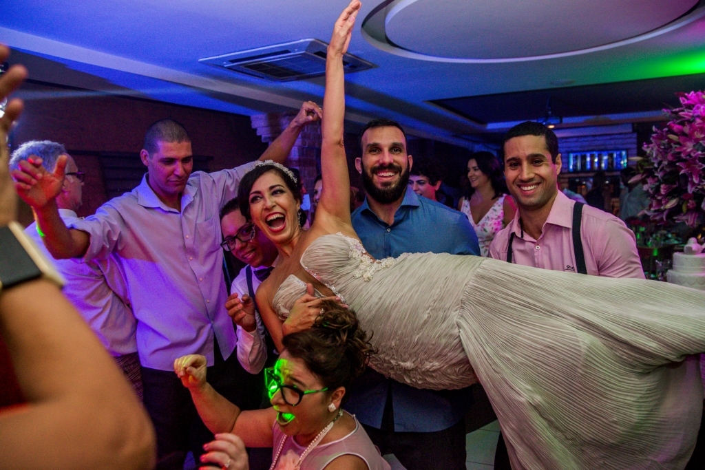 Nossa Casa Estúdio Gilson Freitas Fotógrafo profissional de casamentos fotografia de matrimônio em Niterói Rio de Janeiro com vestido branco e noivo casal na pista de dança e convidados dançando DJ Iluminação espaço Dimattoni felizes Noiva 