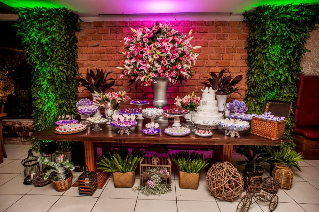 Decoração de casamento espaço Dimattoni restaurante rústico cantina italiana Nossa Casa Estúdio Gilson Freitas Fotógrafo de casamento em Niterói Rio de Janeiro Fotografia profissional mesa do bolo e docinhos doces madeira móveis muro inglês 