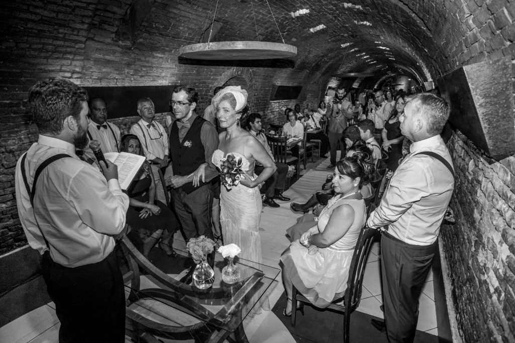 Nossa Casa Estúdio Gilson Freitas Fotógrafo profissional de casamentos fotografia de matrimônio em Niterói Rio de Janeiro Noiva no altar emocionada com vestido branco e noivo casal no grande momento emoção chorando 