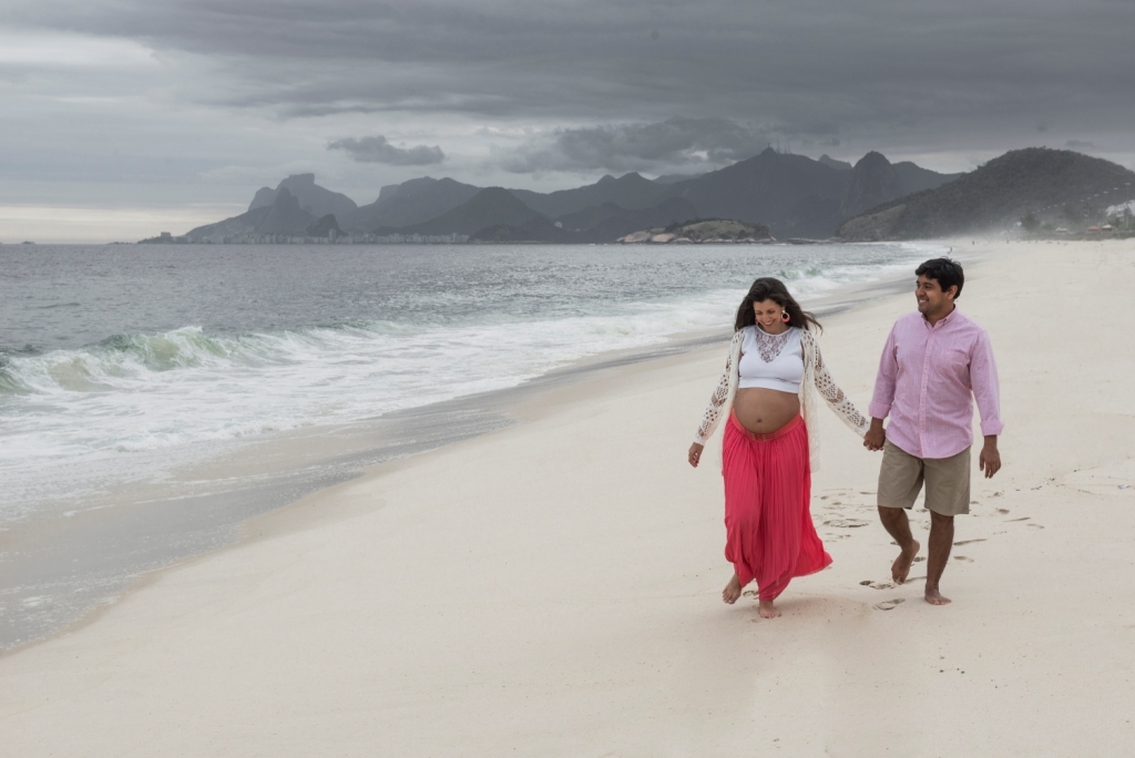 Ensaio fotográfico profissional externo e estúdio de gestante de dia em Niterói Rio de Janeiro na praia de Piratininga em dia chuvoso na areia grávida papai e mamãe com bebê a bordo book de fotos litoral Gilson Freitas fotógrafo vestido e roupa top branco