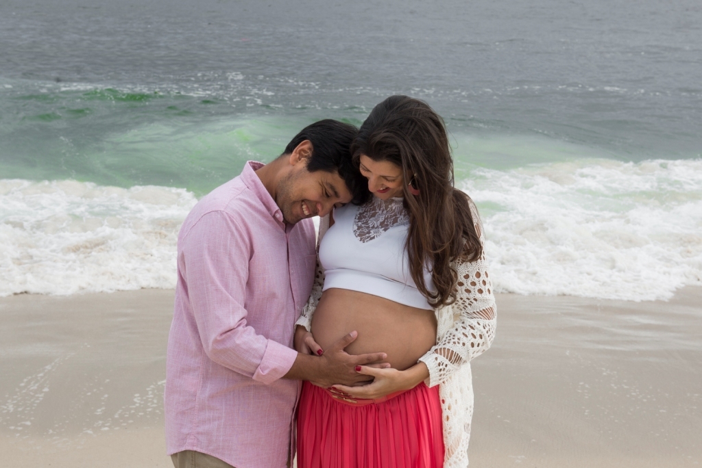 Ensaio fotográfico profissional externo e estúdio de gestante de dia em Niterói Rio de Janeiro na praia de Piratininga em dia chuvoso na areia grávida papai e mamãe com bebê a bordo book de fotos litoral Gilson Freitas fotógrafo vestido e roupa top branco