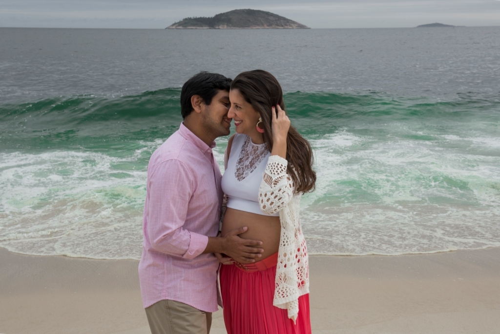 Ensaio fotográfico profissional externo e estúdio de gestante de dia em Niterói Rio de Janeiro na praia de Piratininga em dia chuvoso na areia grávida papai e mamãe com bebê a bordo book de fotos litoral Gilson Freitas fotógrafo vestido e roupa top branco