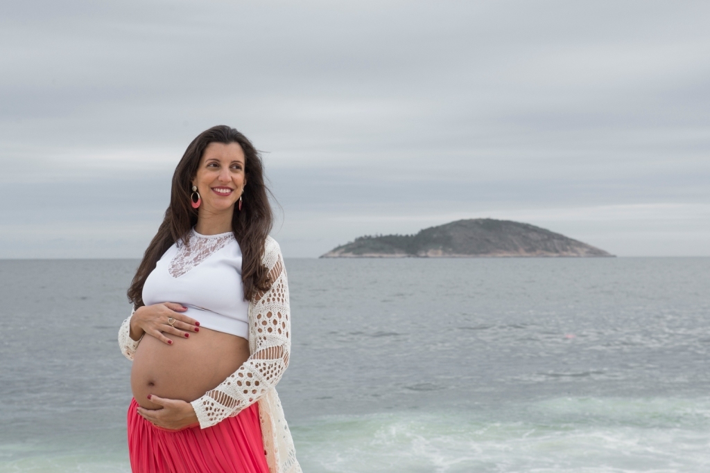 Ensaio fotográfico profissional externo e estúdio de gestante de dia em Niterói Rio de Janeiro na praia de Piratininga em dia chuvoso na areia grávida papai e mamãe com bebê a bordo book de fotos litoral Gilson Freitas fotógrafo vestido e roupa top branco