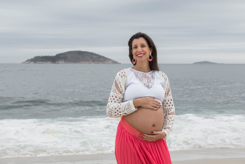 Ensaio fotográfico profissional externo e estúdio de gestante de dia em Niterói Rio de Janeiro na praia de Piratininga em dia chuvoso na areia grávida papai e mamãe com bebê a bordo book de fotos litoral Gilson Freitas fotógrafo vestido e roupa top branco