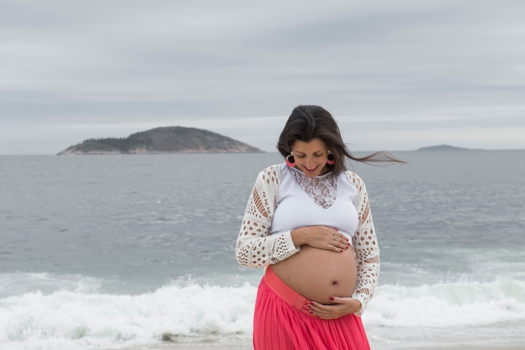 Ensaio fotográfico profissional externo e estúdio de gestante de dia em Niterói Rio de Janeiro na praia de Piratininga em dia chuvoso na areia grávida papai e mamãe com bebê a bordo book de fotos litoral Gilson Freitas fotógrafo vestido e roupa top branco