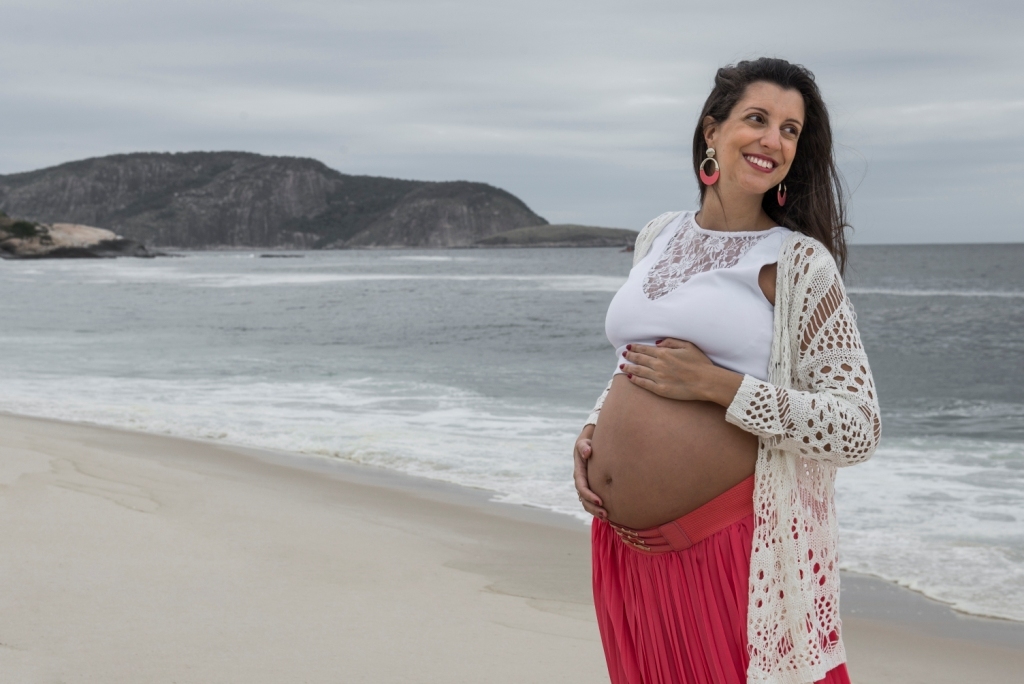 Ensaio fotográfico profissional externo e estúdio de gestante de dia em Niterói Rio de Janeiro na praia de Piratininga em dia chuvoso na areia grávida papai e mamãe com bebê a bordo book de fotos litoral Gilson Freitas fotógrafo vestido e roupa top branco